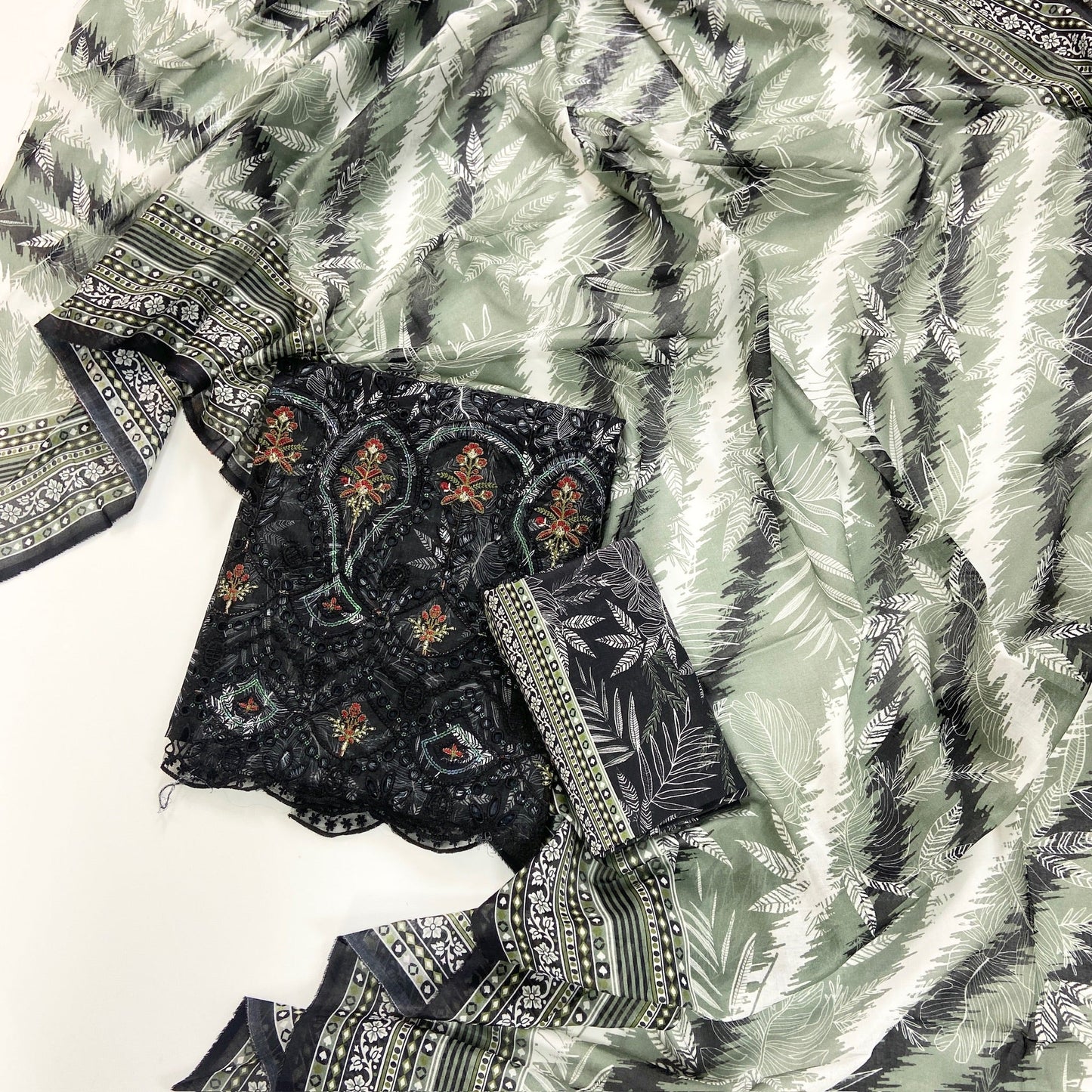 Aabroo By Anaya Noor Emb With Laser-Cut Lawn 3PC